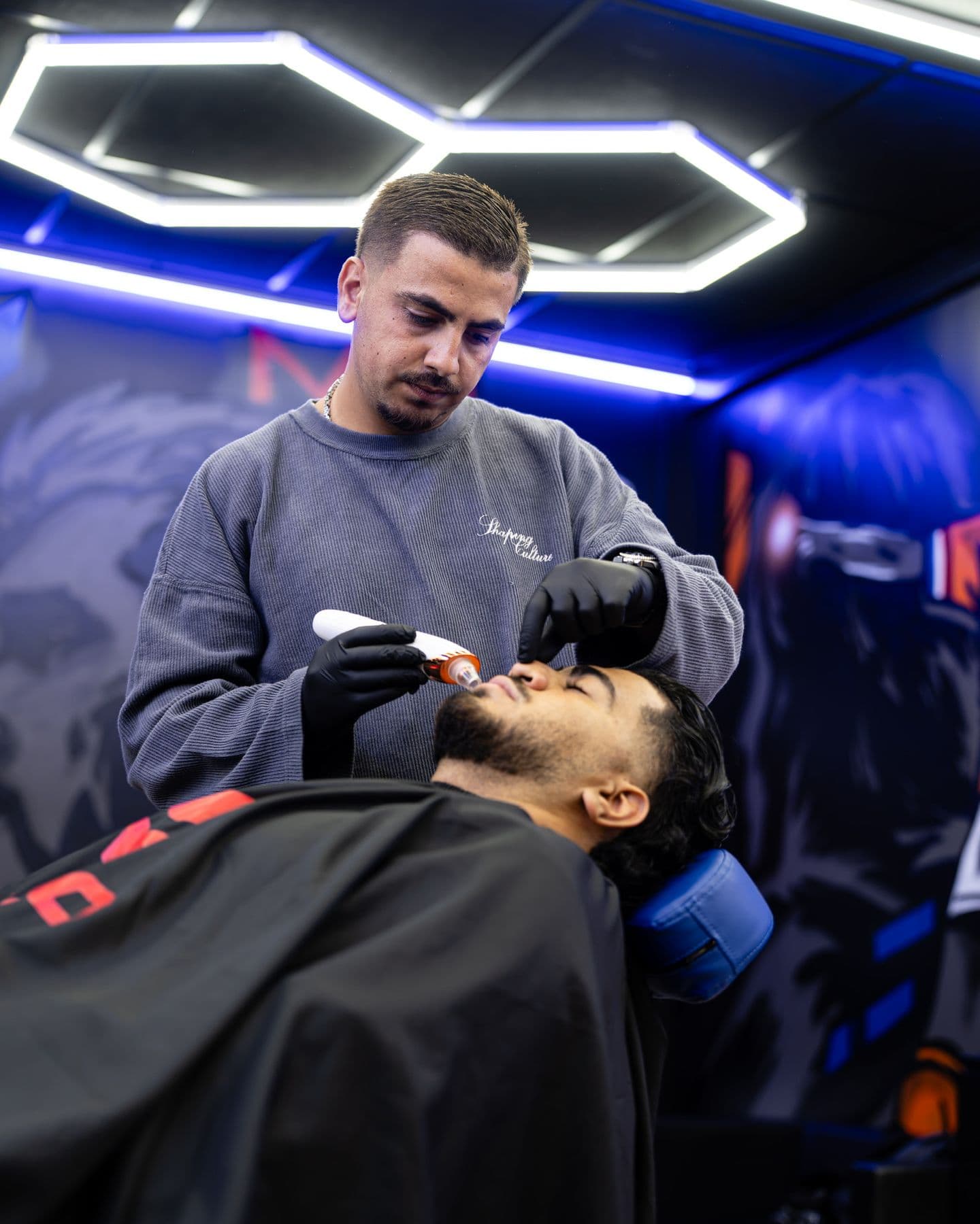Barber trimt een baard met de trimmer