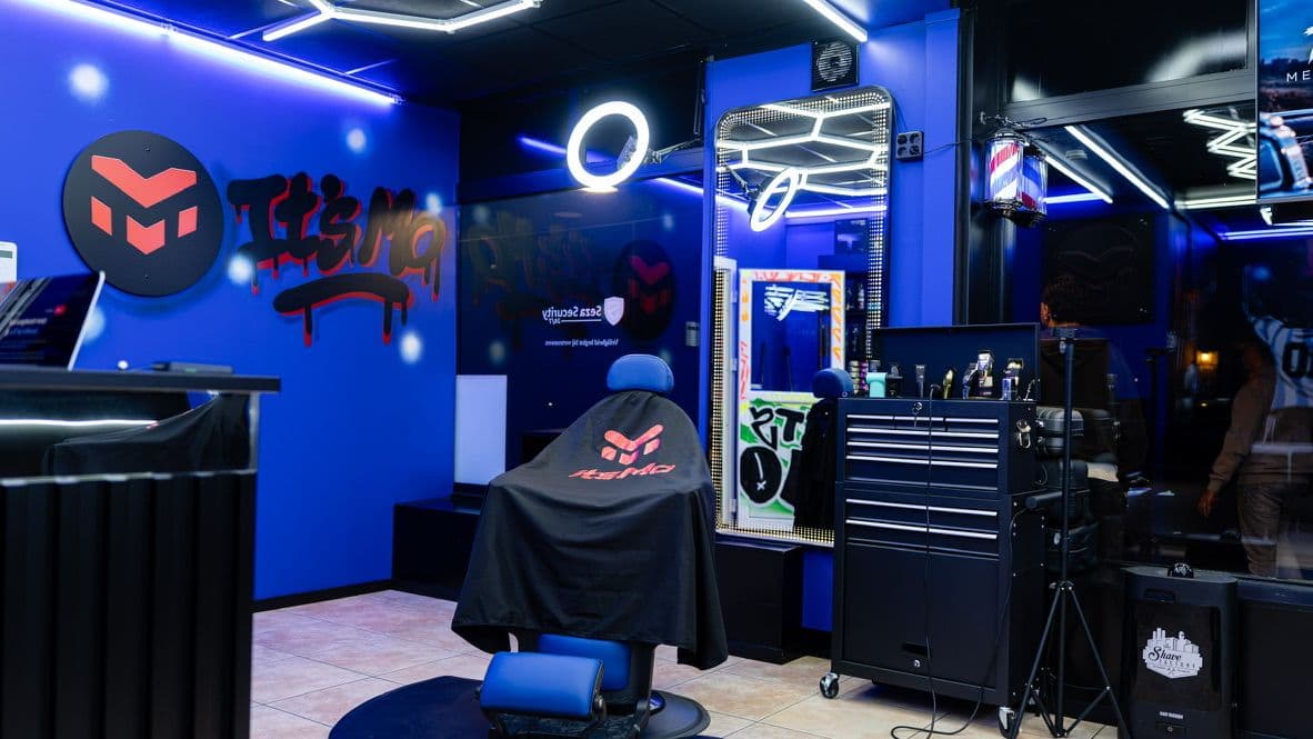 Blauwe barberstoelen onder de neonverlichting