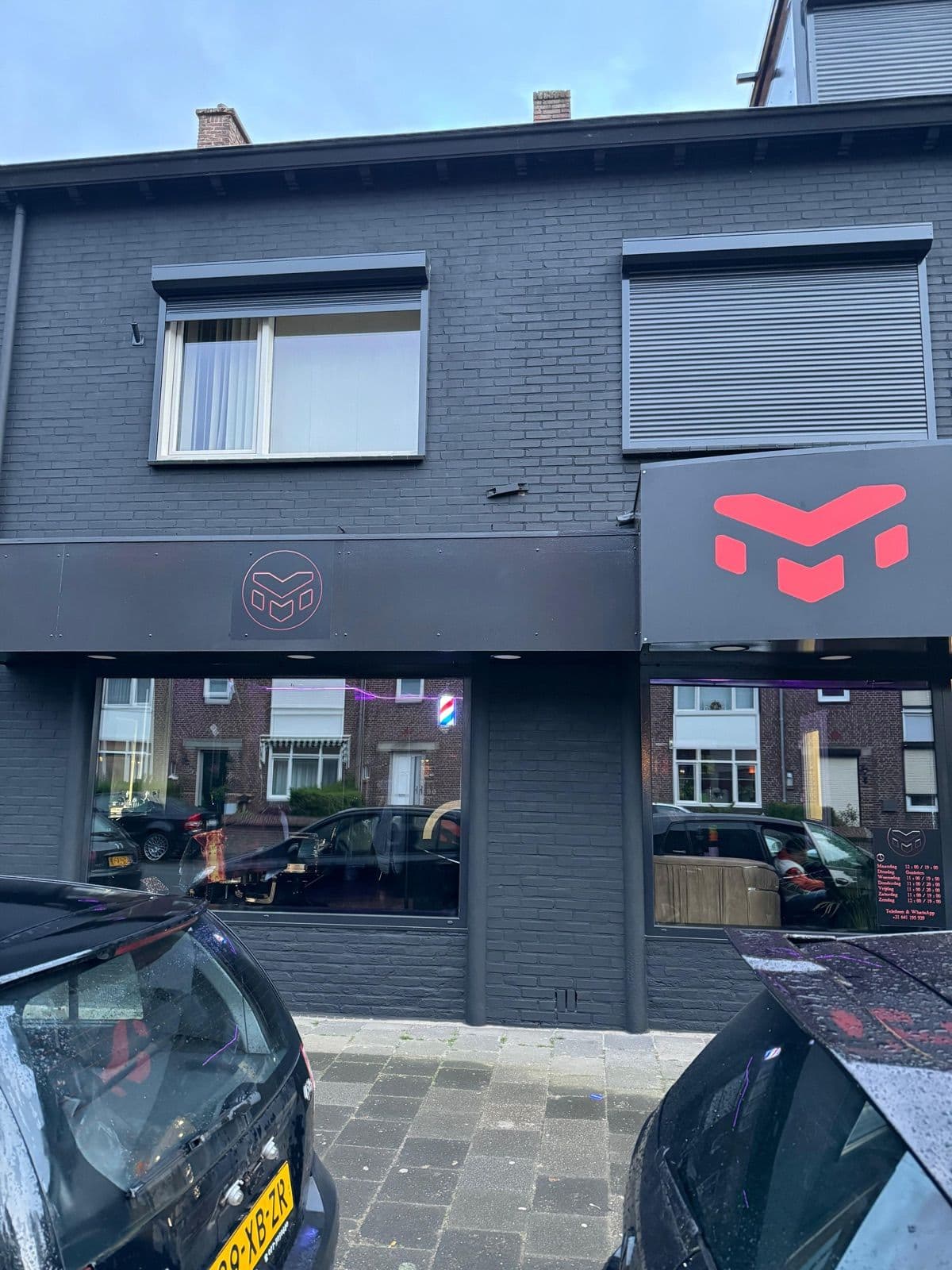 De gevel van ItsMo Barbershop in Venlo met het rode logo