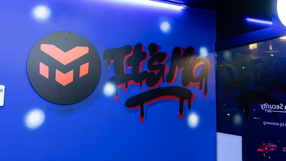 Het ItsMo-logo en de graffiti op de blauwe muur